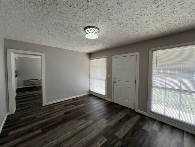 Building Photo - Great 2 Bedroom