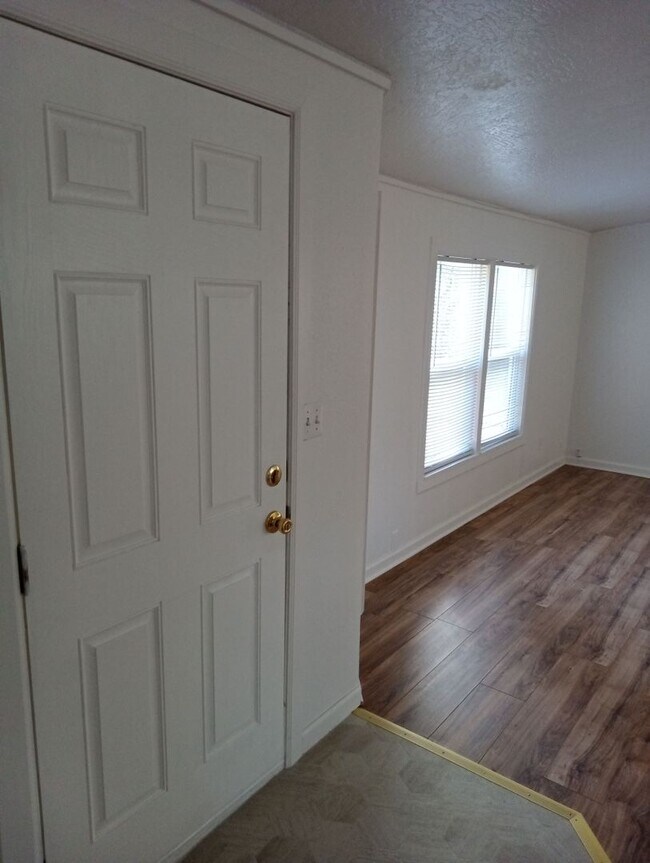 Foto del edificio - Remodeled 4 Bedroom With Lots of Closet Sp...
