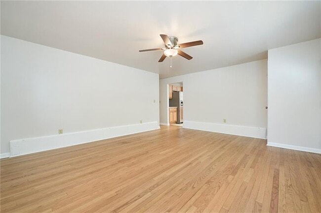 Foto del edificio - 492 Center Grange Rd