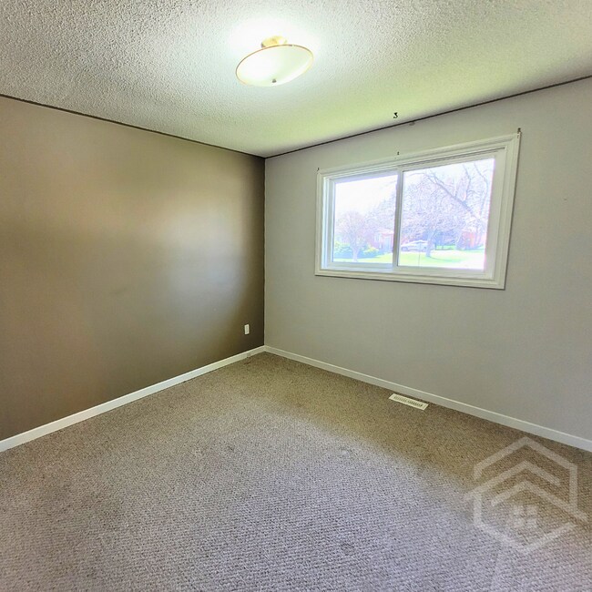 Building Photo - 3-Bedroom Home in a Beautiful Neighbourhood!
