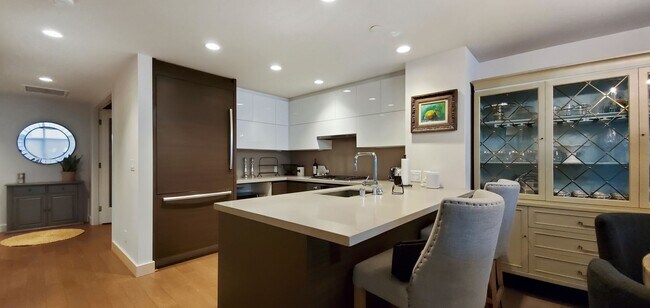 Foto del edificio - One of kind 7th terrace unit in reputable ...
