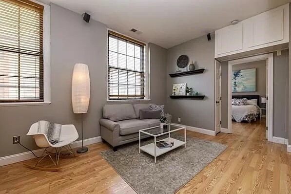 Foto del edificio - Prime Quincy Location! Beautiful 1BR Near Wollaston Red Line