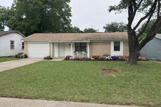 Stylish, Updated, Three Bedroom Home in the heart of Euless - Stylish, Updated, Three Bedroom Home in the heart of Euless