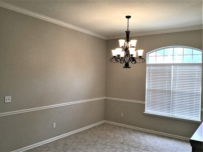 Foto del edificio - 587 Oakmont Dr