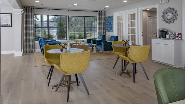 Visite el centro de arrendamiento de Amberlake Village y comience hoy mismo su viaje hacia la vida junto al lago. - Amberlake Village