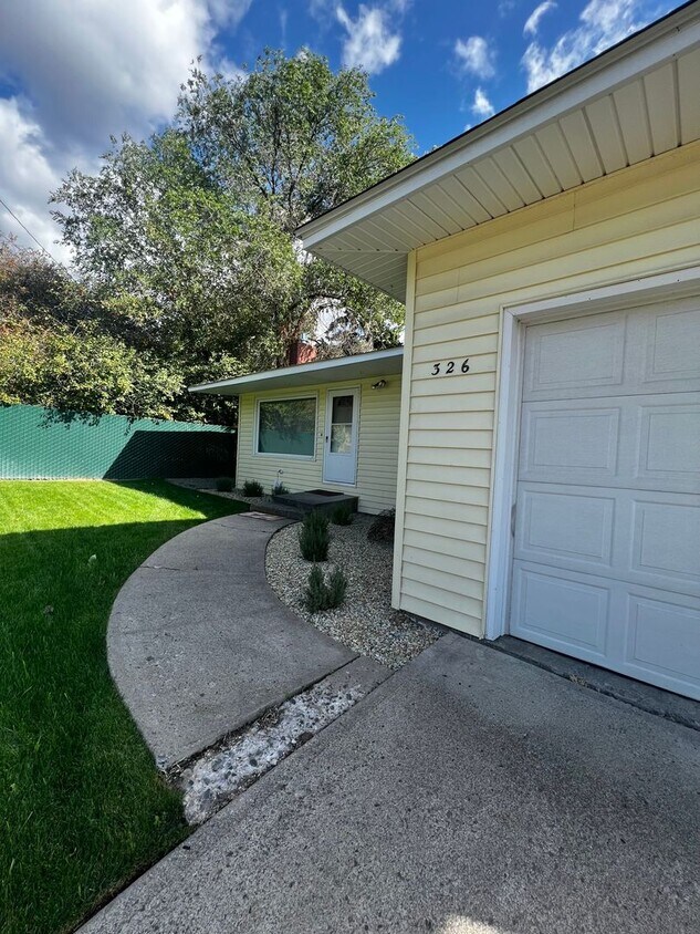 FURNISHED Spacious 3 bedroom, 1 bath House Rental in Klamath Falls