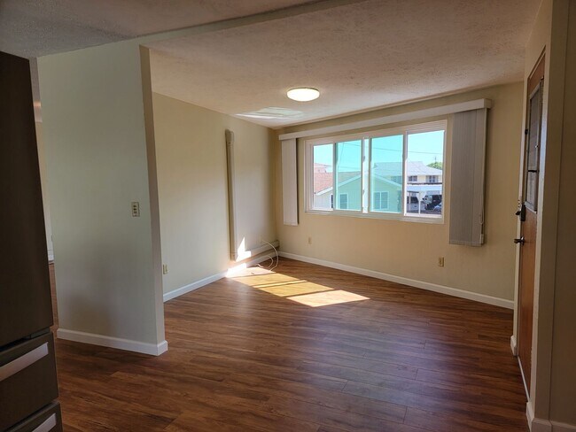 Building Photo - Large Upstairs Unit, Split AC, Renovated