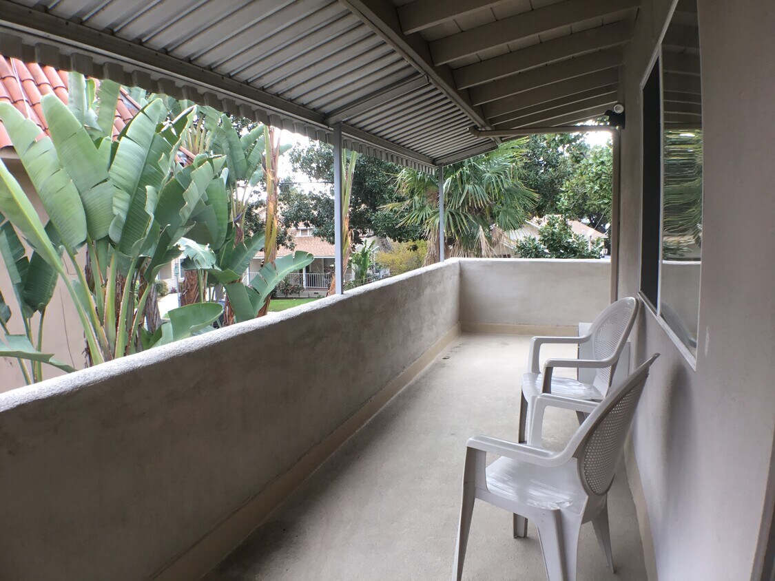 Front Porch - 130 S Meridith Ave