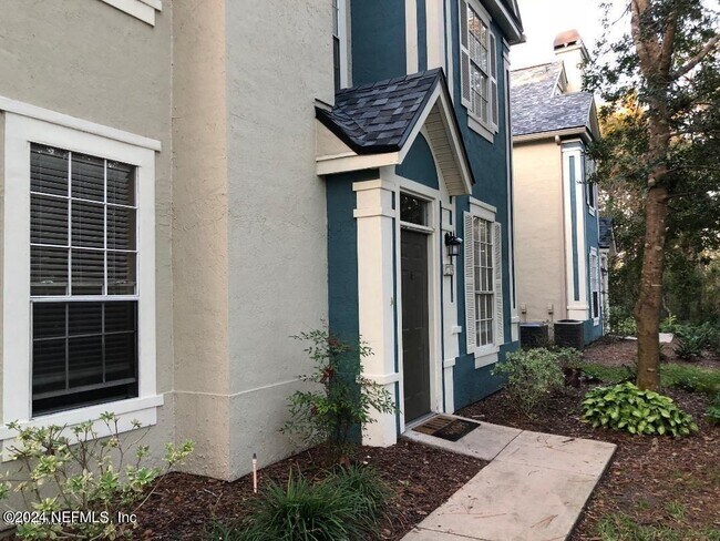 Building Photo - 13703 Richmond Park Dr N