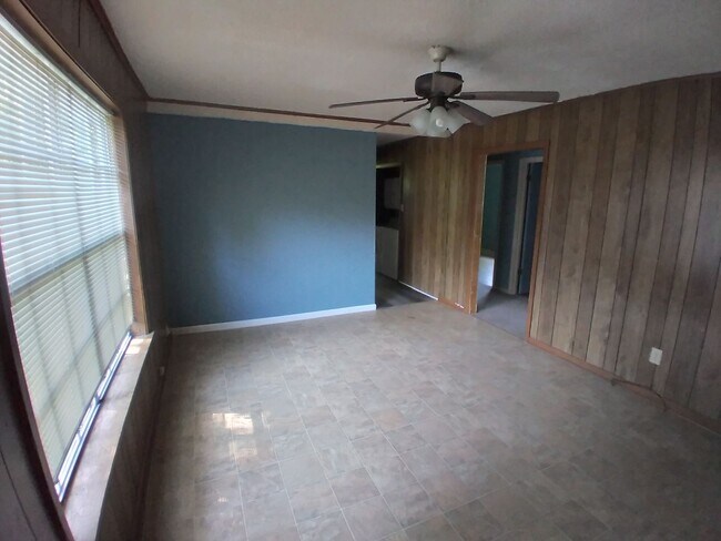 Building Photo - *LEASED* 3 Bedroom, 2 bathroom home for le...