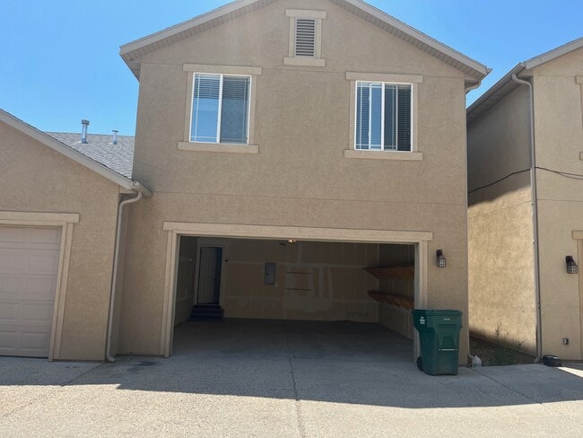Building Photo - Split Mountain Town House #I