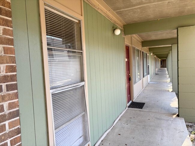 Building Photo - 210 Pelham Rd