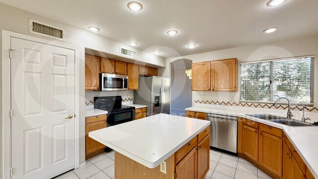 Foto del edificio - 951 N Kenwood Ln