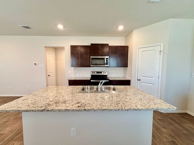 Foto del edificio - Welcome home to this Charming smart home f...
