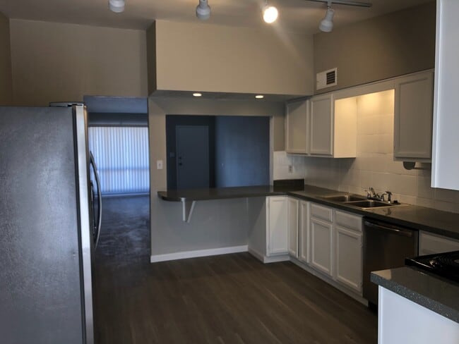 Building Photo - 7015 E Wilshire Dr