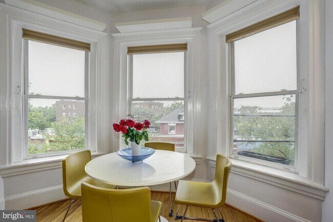 Foto del edificio - 3155 Mt Pleasant St NW