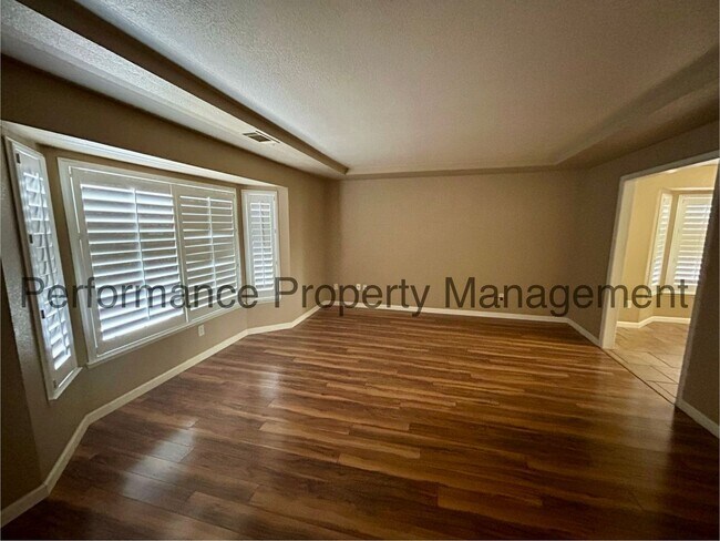 Foto del edificio - Charming 3 Bed/2 Bath in Porterville w/ RBP & $0 Deposit Option