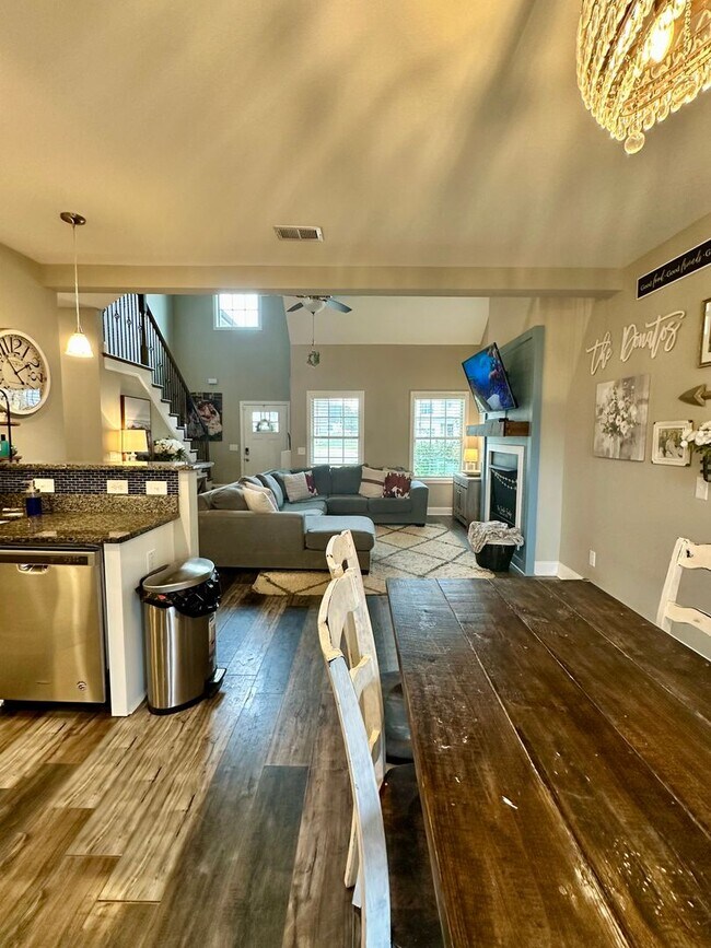 Foto del edificio - Pet Friendly Three Bedroom with Bonus!