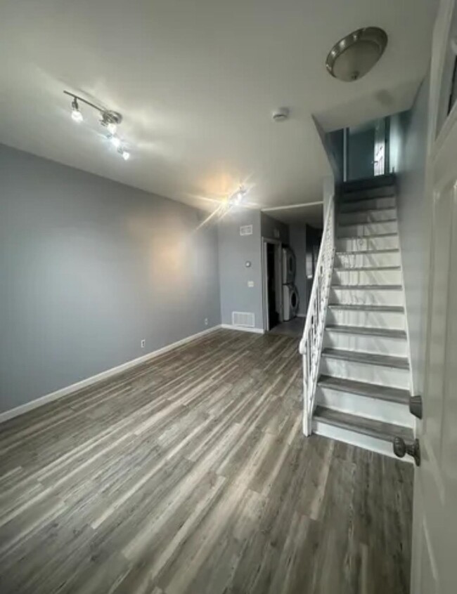 Building Photo - 112 Yale Ave