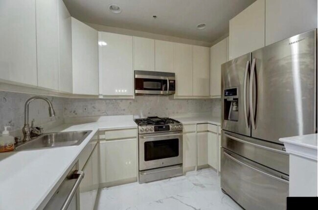 Foto del edificio - 320 Midland Ct