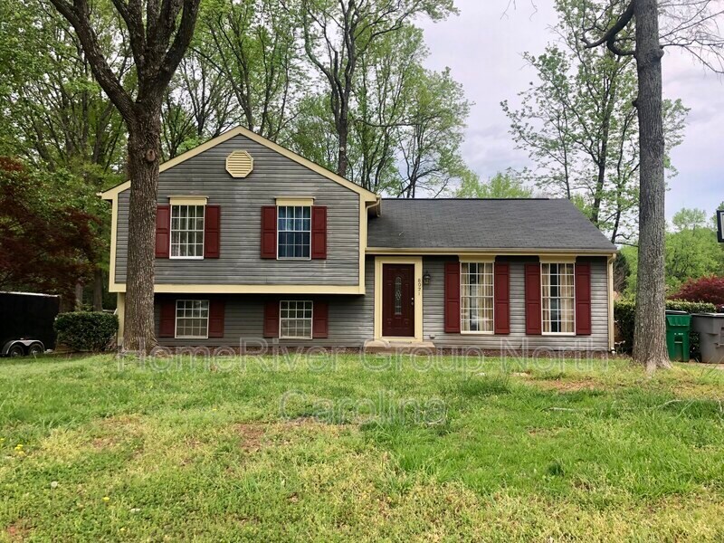 Foto principal - 8021 Chestnut Ridge Dr