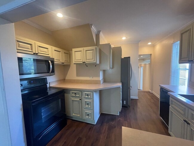 Foto del edificio - Updated 3bed / 3bath farmhouse.  Nice Location.