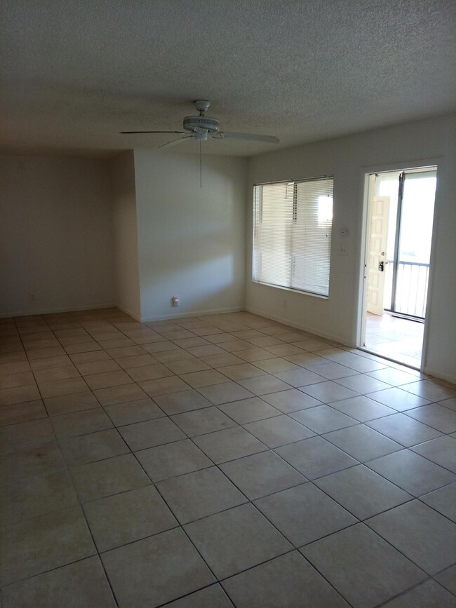 Foto del edificio - 5801 Whispering Pine Way