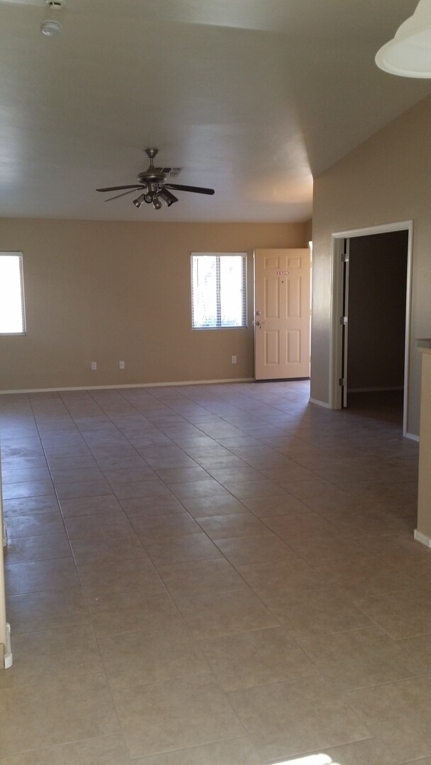 Foto del edificio - Rita Ranch Beauty ready for Move In Today! 4 bedroom 2 bath Home all Updated!