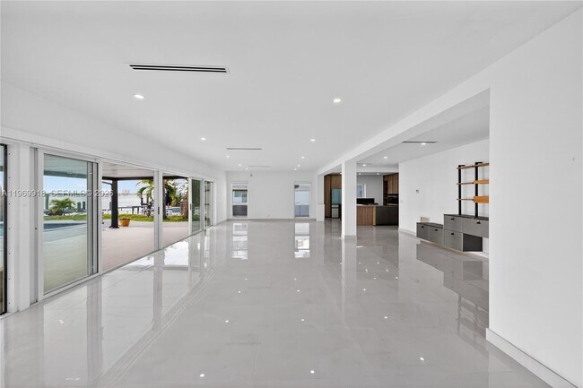 Building Photo - 1101 S Shore Dr
