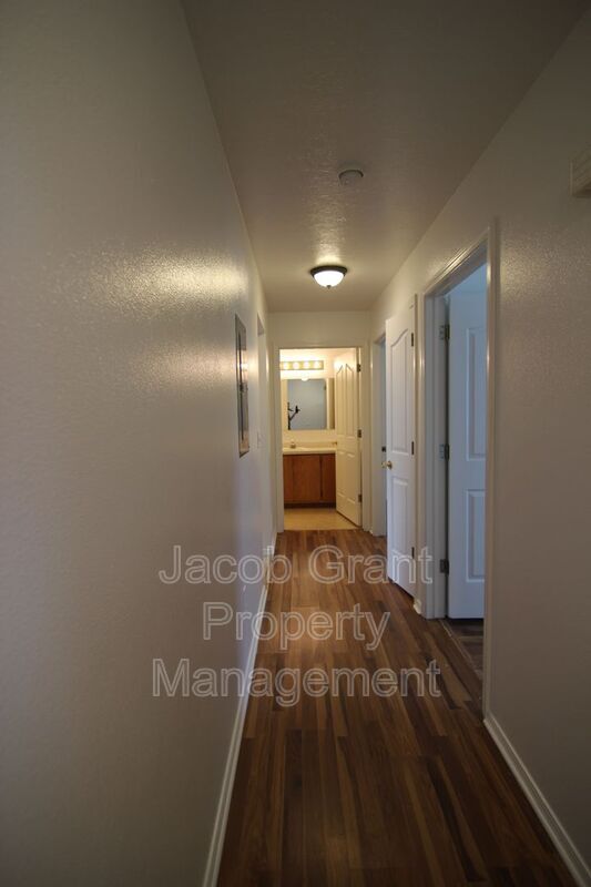 Building Photo - 385 Golden St