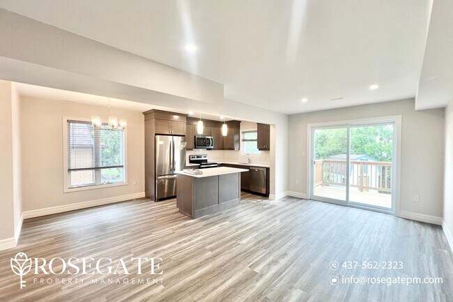 Building Photo - Spacious 3 Bed 2.5 Bath Apartment in Centr...