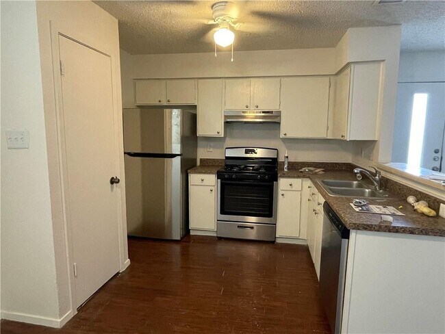 Building Photo - 2201 Leah Cove