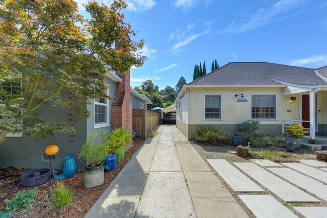 Building Photo - Rare Land Park Home