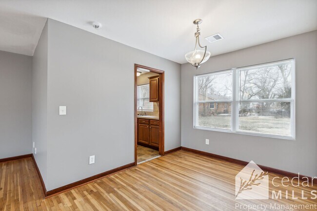 Building Photo - Spacious and updated 3 bedroom 1.5 bath home