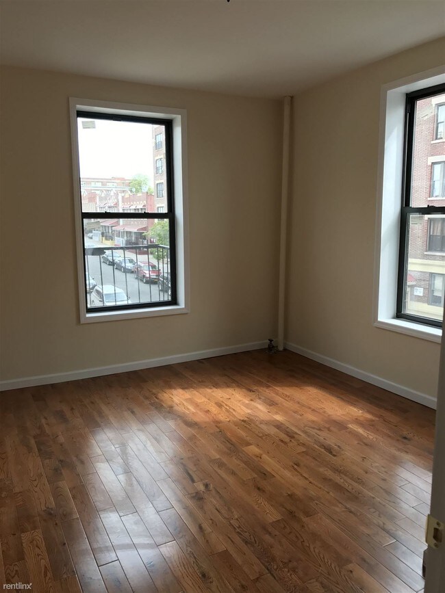 Building Photo - 1368 Sheridan Ave