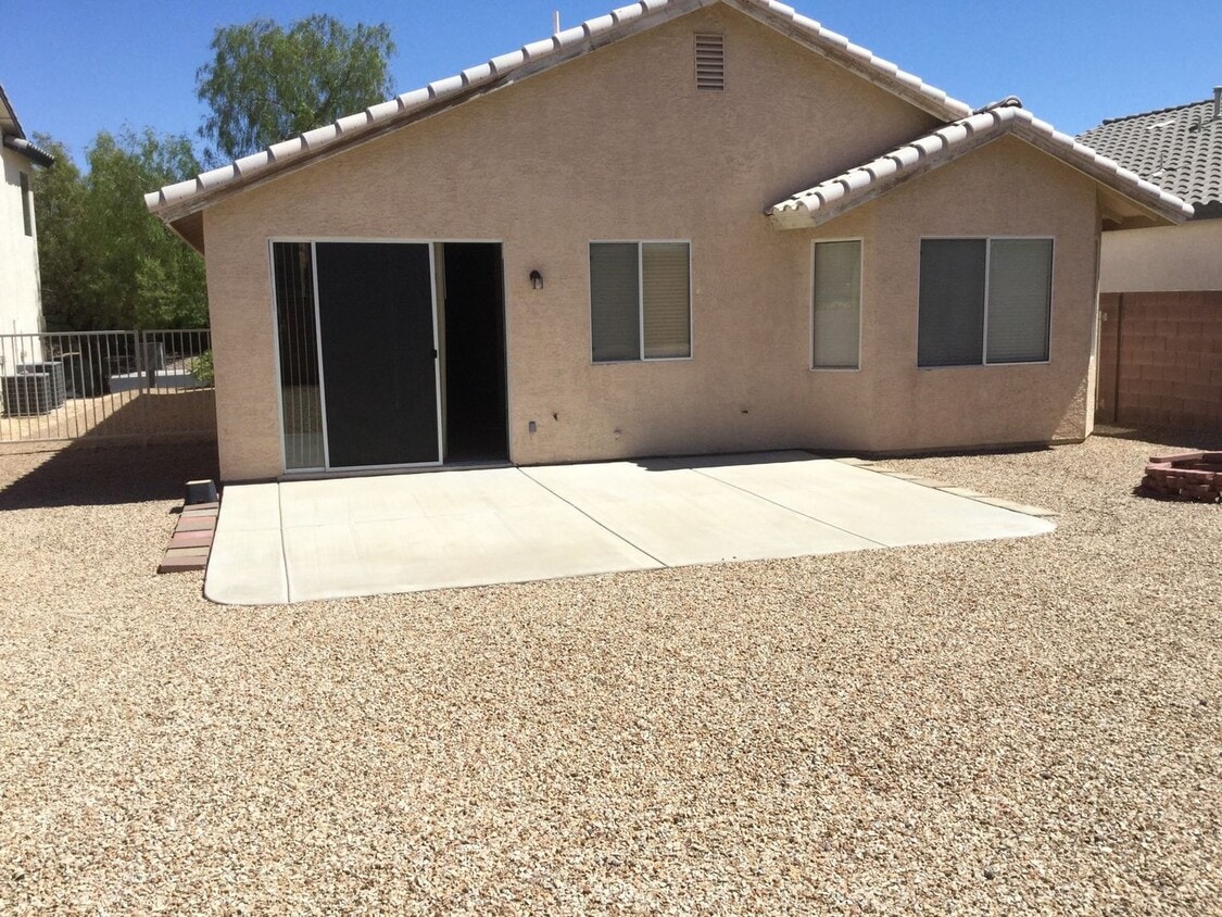 Building Photo - Immaculate Gated 3 bed 2 bath