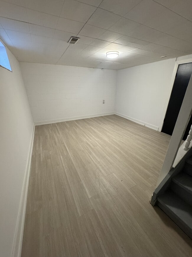 Building Photo - Renovated 3 Bedroom & 1 Bathroom Townhome!