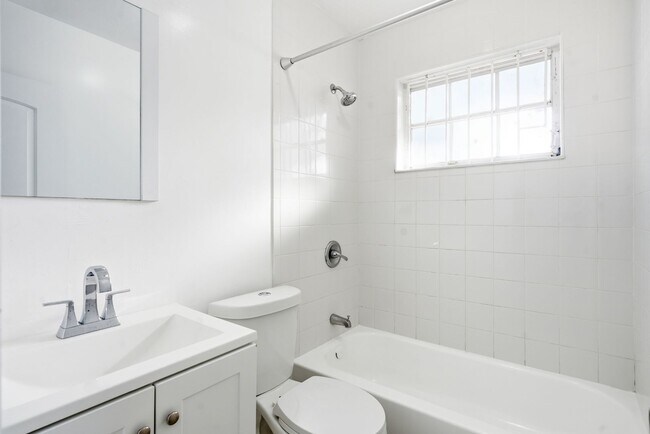 Foto del edificio - Welcome Home! Spacious 3-bedroom, 2-bath home with plenty of parking and washer/dryer inside the ...