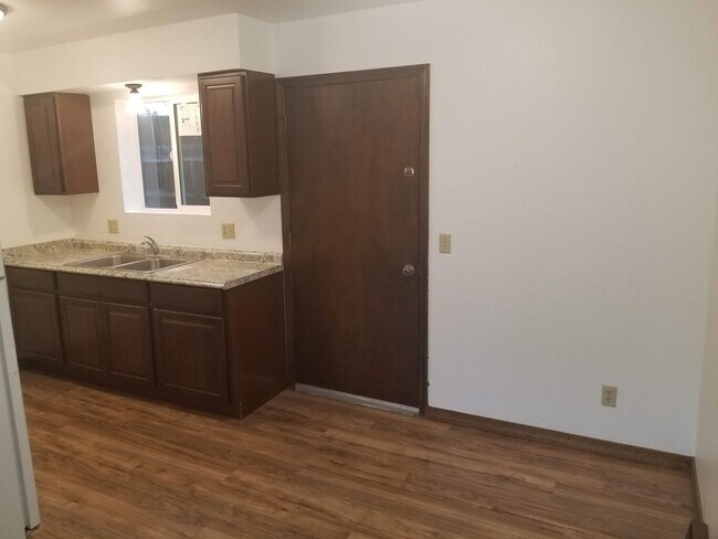 Building Photo - Updated 2 Bed, 1 Bath Townhouse next to NA...