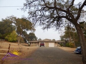 Building Photo - 4000-4002 Earnscliff Ave