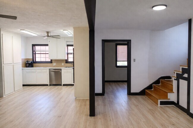 Foto del edificio - 5315 Bayway Dr