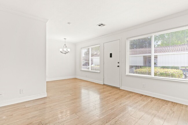 Foto del edificio - 4905 Bridgepointe Pl