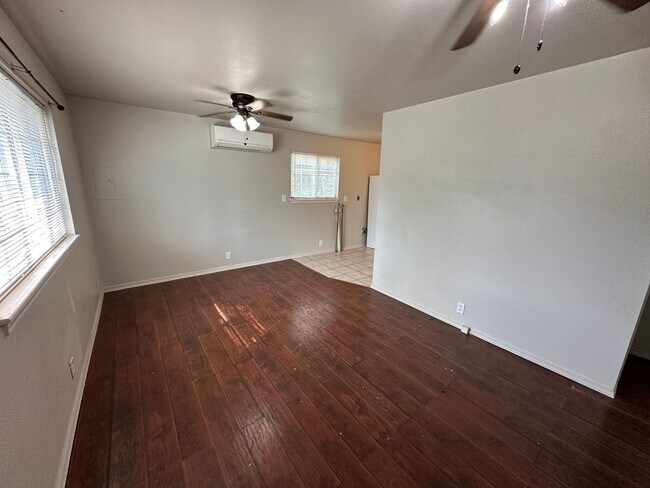 Foto del edificio - 313 N Kentucky St