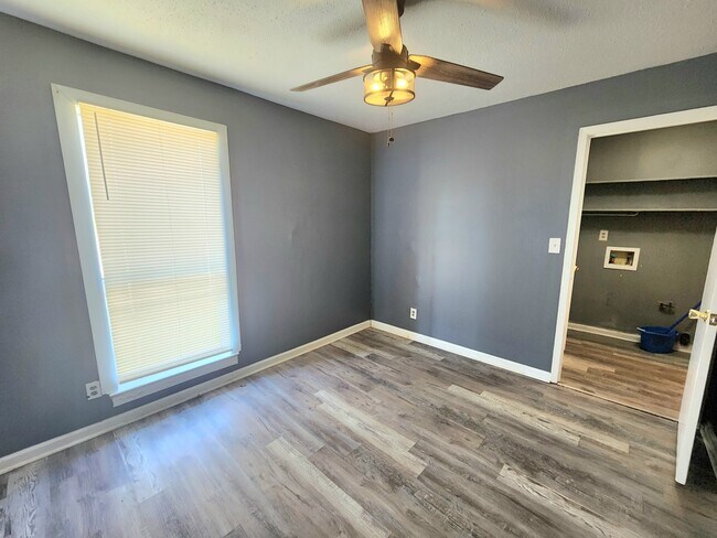 Foto del edificio - 6061 Briarhurst Dr