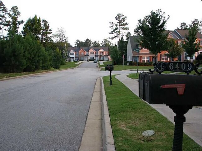 Foto del edificio - Room in Townhome on Olmadison Pl