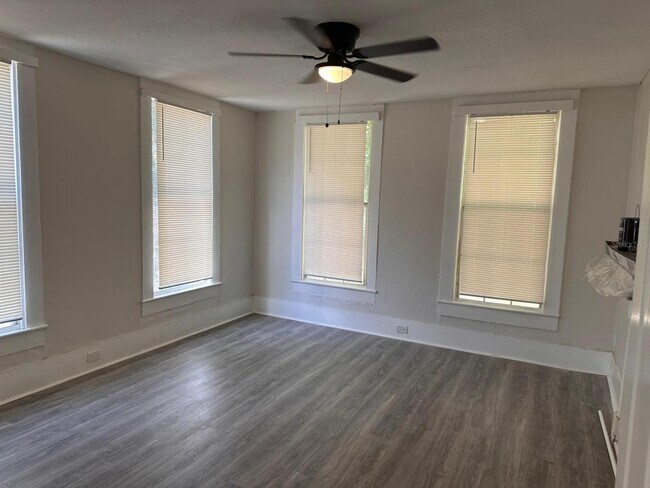 Building Photo - 829 NE 3rd St