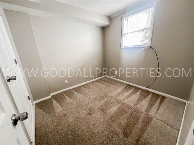 Building Photo - 3 Bedroom 1 Bath Duplex in Clive with fenc...