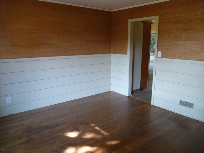 Building Photo - Charming 3BD | 2BA Cottage + Bonus Room - ...