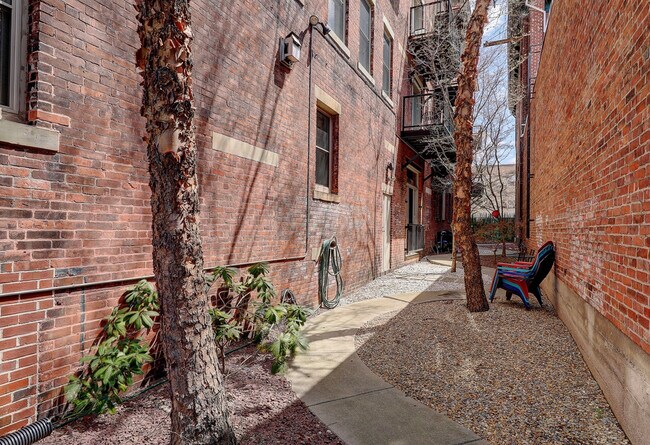 Private fenced courtyard - 755 Westminster St