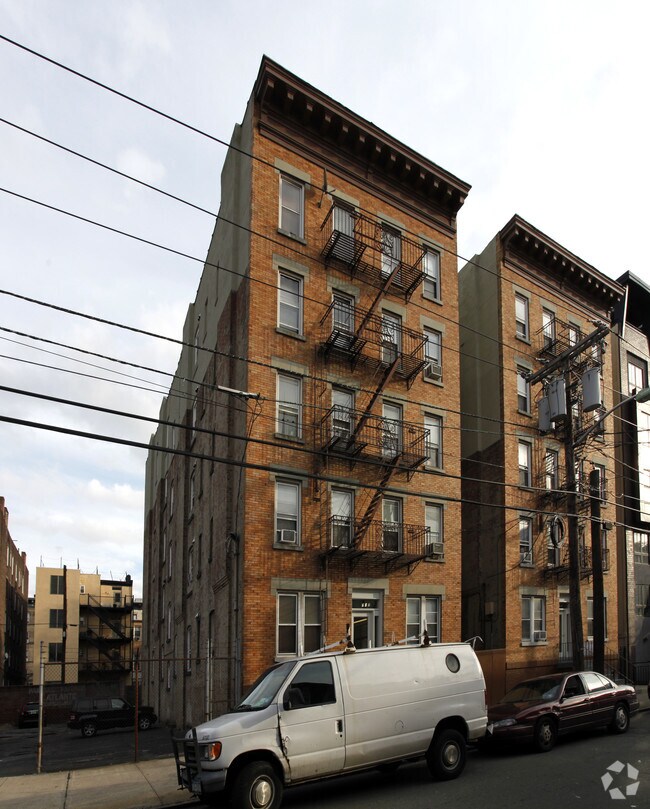 Foto del edificio - 717-719 Clinton St